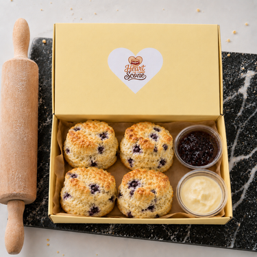 4 traditionele blueberry scones (incl. jam en clotted cream)