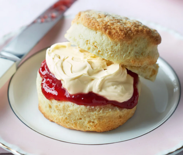 8 traditionele blueberry scones (incl. jam en clotted cream)
